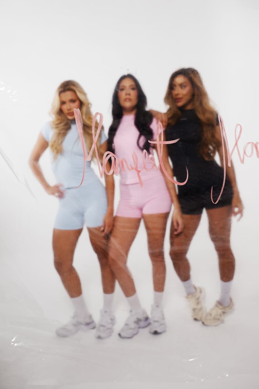 Três modelos vestindo conjuntos molvinfit azul-claro, rosa e preto